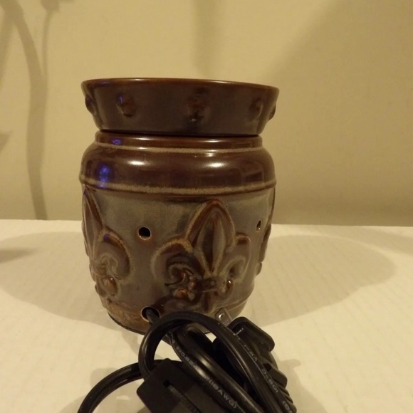 Scentsy Chateau Mid-Size Warmer With Bulb (tested) Retired Fleur De Lis Design - Picture 4 of 8